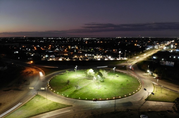 Avanza el plan de renovación de las rotondas en La Plata: se realizan tareas de forestación e iluminación