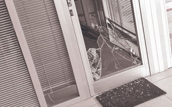 Delincuentes entraron a robar a un local de La Plata: revolvieron todo, rompieron los vidrios y huyeron