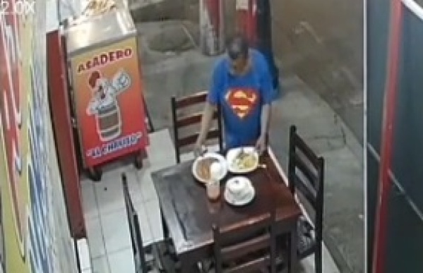 Se fue sin pagar la cena y hasta se llevó los platos con la comida: todo quedó grabado
