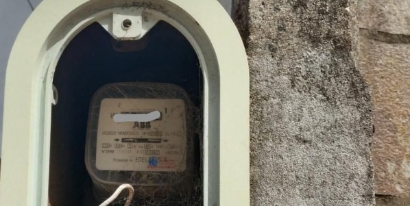 En las calles 64 entre 19 y 20 se pide la colocación de la tapa de un medidor de luz