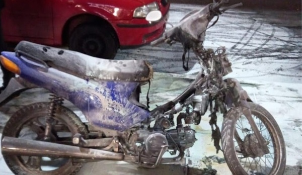 Un grupo de repartidores golpearon a un ladrón que prendió fuego una moto tras un intento de robo