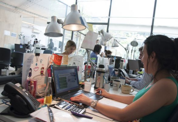 "Ando cachondo": está de pasante en un trabajo y mandó un mensaje hot por error al chat laboral que se volvió viral