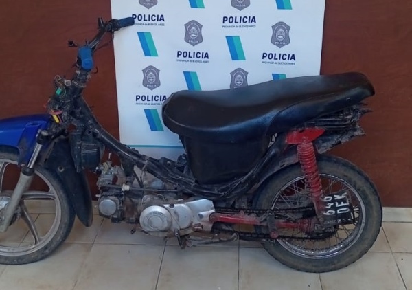 Andaba en una moto sin patente y terminó detenido en Abasto: había sido robada