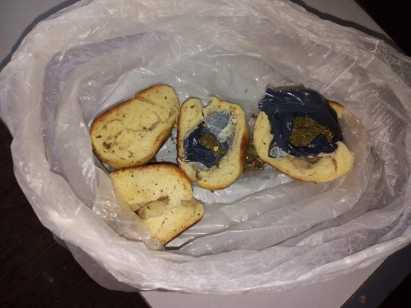 Qued&oacute; tras las rejas por intentar pasarle pan casero con droga a su esposo detenido en Romero