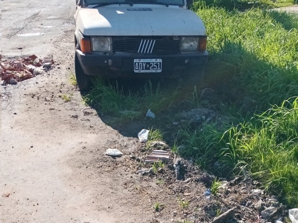 Pidieron que se limpie y arregle una calle de la zona de Los Hornos