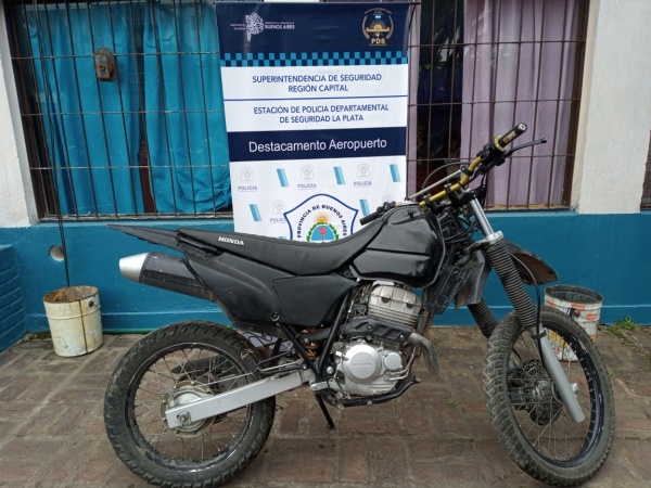 Rob&oacute; una moto e intent&oacute; esconderse entre los pastizales en Villa Elvira