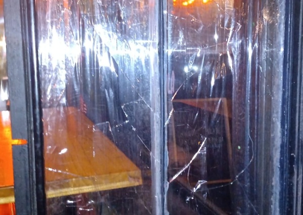 Una pareja fue detenida en el centro platense por generar disturbios y romper un bar