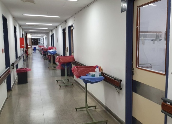 Lucha por su vida un vecino de Tolosa atacado brutalmente con un cuchillo: lo dejaron tirado en la vía pública