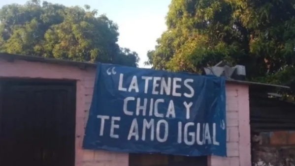 "La tenés chica y te amo igual": el cartel que revolucionó el barrio e hizo pasar vergüenza a su destinatario