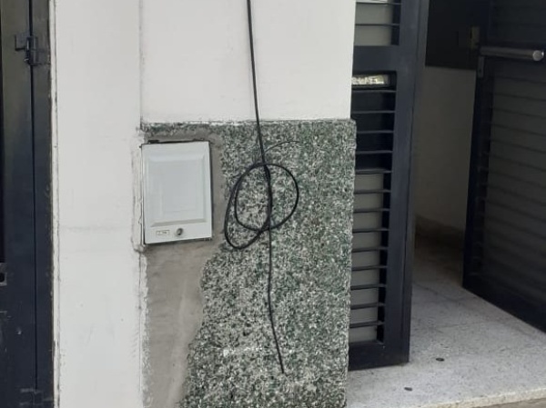 Cables pelados en una vereda en pleno centro: “Está a la altura de los nenes”