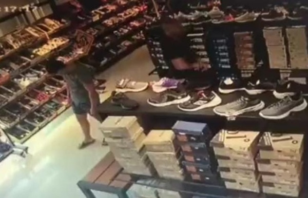 Un hombre entró a un local en La Plata, se llevó "un par de zapatillas" en sus genitales y todo quedó grabado