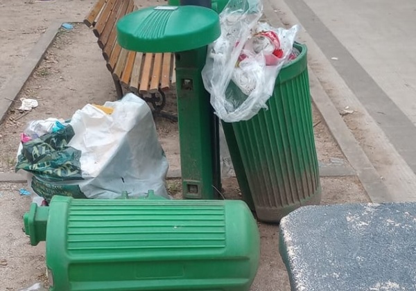 Vecinos se quejaron por los cestos repletos de basura en Parque Saavedra