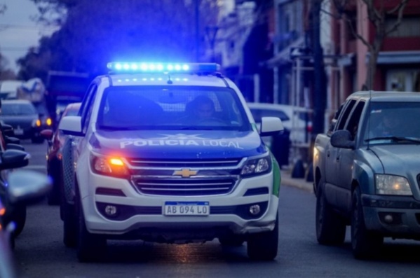 Atraparon a dos ladrones que intentaban escapar con un auto robado en Gonnet