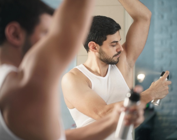 Estudios revelaron que los antitranspirantes son más efectivos si se aplican de noche