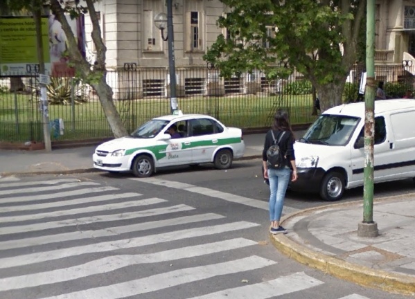 El drama de un taxista platense por un viaje trucho: terminó amenazado, golpeado y perdió 367 mil pesos