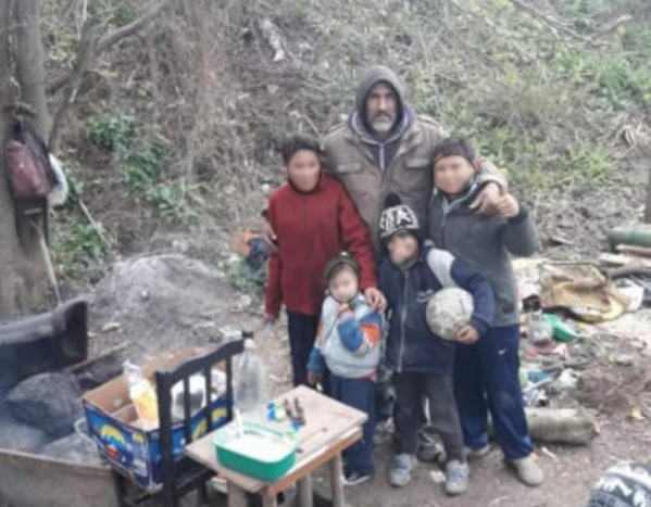Una familia vive entre cartones en La Plata y necesita ayuda