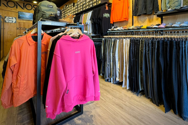 Fueron a un local de ropa, el chico quería comprar una remera rosa y la vendedora lo "sorprendió": "Esas son para niñas"