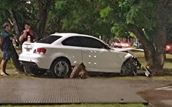 Un auto perdió el control y chocó en la intersección de las avenidas 19 y 32