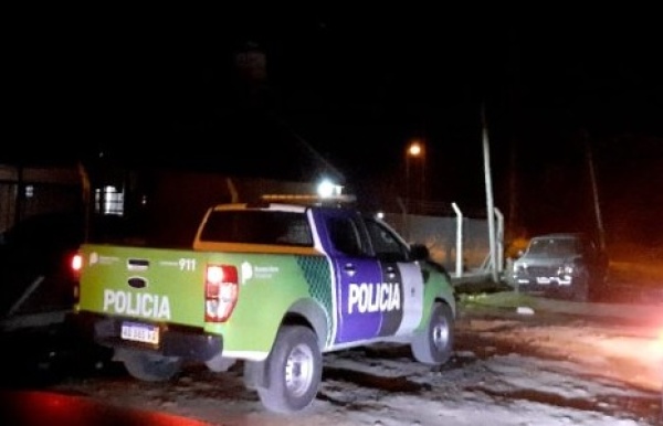 Tomaban mate en su casa de Los Hornos y aparecieron cuatro ladrones armados: un hombre se defendió y fue baleado