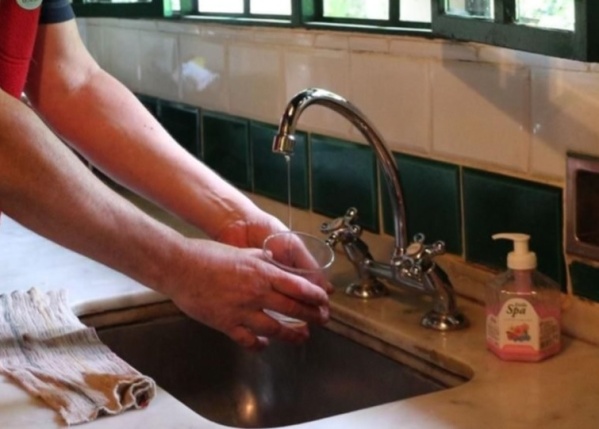 En 66 y 163 reclamaron que ya llevan 5 días sin agua: "No podemos acomodar lo poco que tenemos"