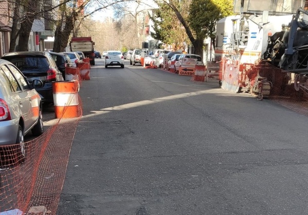 "¿Es necesario asfaltar sobre el asfaltado?": la queja de un vecino por la obra en 2 y 49
