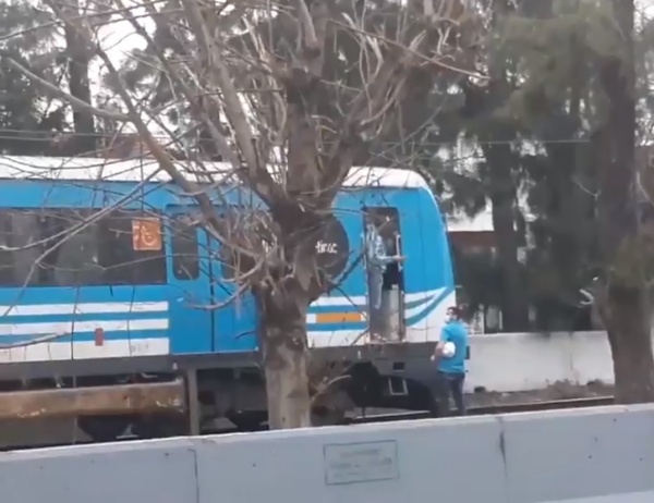 Se cortó un cable de 25 mil voltios en Quilmes y el servicio del Tren Roca quedó interrumpido