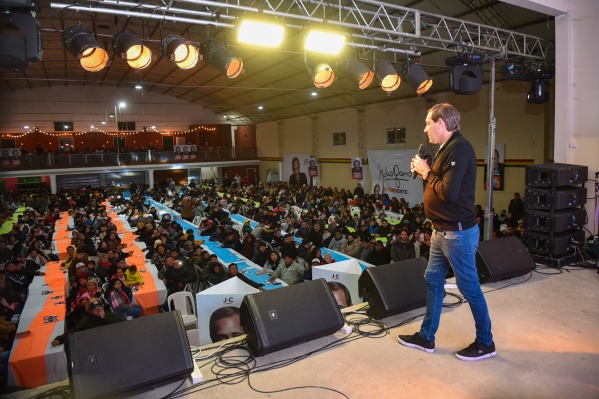 Garro se reunió con más de 1.000 vecinos en Olmos e insistió en extender la red de agua y de cloacas los próximos cuatro años