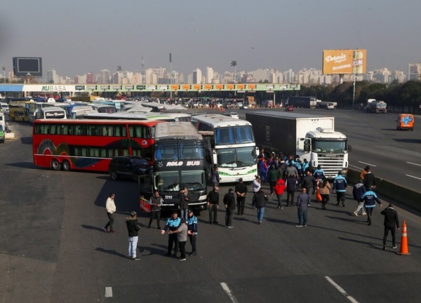Caos en la Autopista Buenos Aires - La Plata por una protesta de micros de larga distancia
