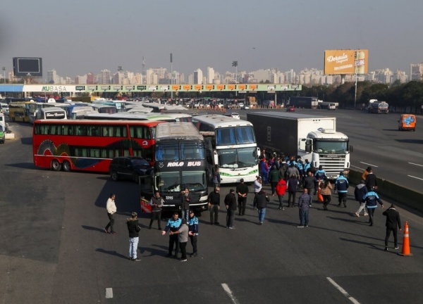 Caos en la Autopista Buenos Aires - La Plata por una protesta de micros de larga distancia