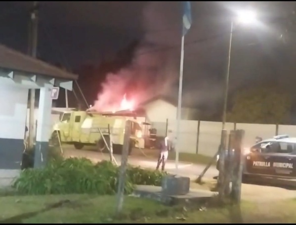Voraz incendio en Gorina: una casa quedó destruida frente a la Delegación Municipal