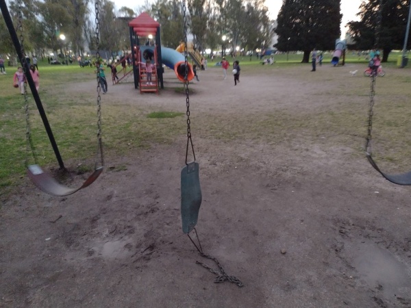 Se volvieron a romper los juegos de Parque Alberti en La Plata y nadie los arregla