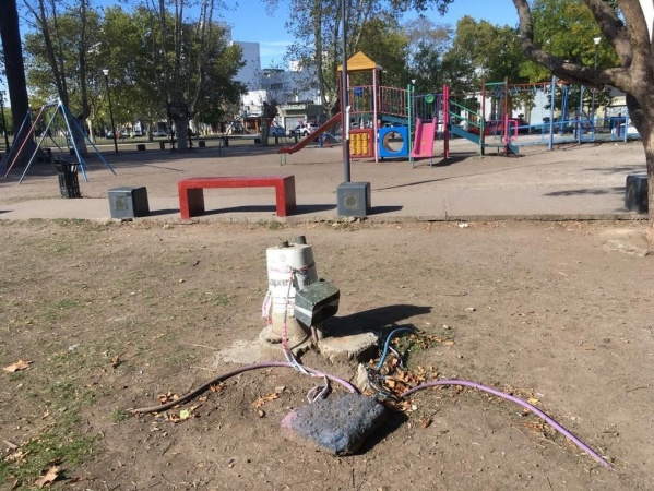 En un sector de Plaza Malvinas advirtieron por cables sueltos a metros de los juegos de niños