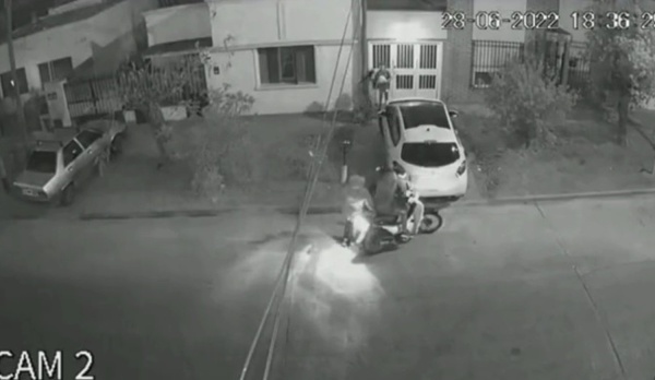 Ante la mirada de sus hijos, una mujer fue atacada por motochorros en Altos de San Lorenzo
