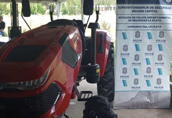 Robaron un tractor en Arturo Segu&iacute;, y cuando los encontraron dieron con varios veh&iacute;culos m&aacute;s