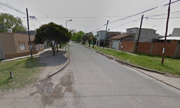 A punta de pistola motochorros le robaron a una joven en Los Hornos