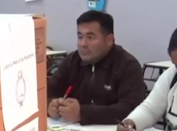 Una mujer entró al cuarto oscuro para votar, nunca salió y creen que fue un fantasma: "Todos la vimos"