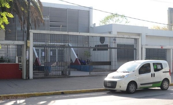 Un grupo de chicos fue asaltado en la puerta del colegio Castañeda de La Plata