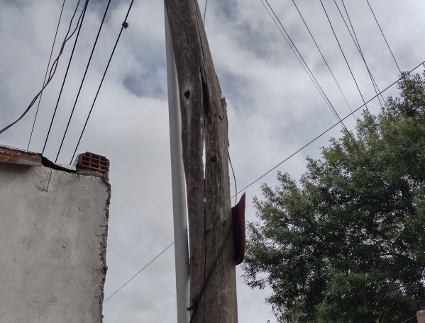 En Los Hornos un poste "quebrado" tiene en vilo a los vecinos