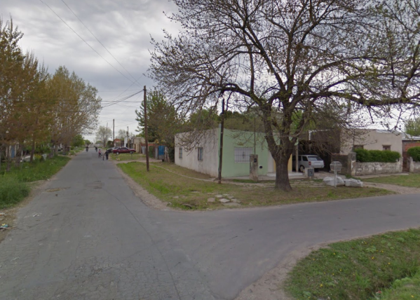 Una mujer caminaba por Los Hornos y terminó apuñalada por motochorros