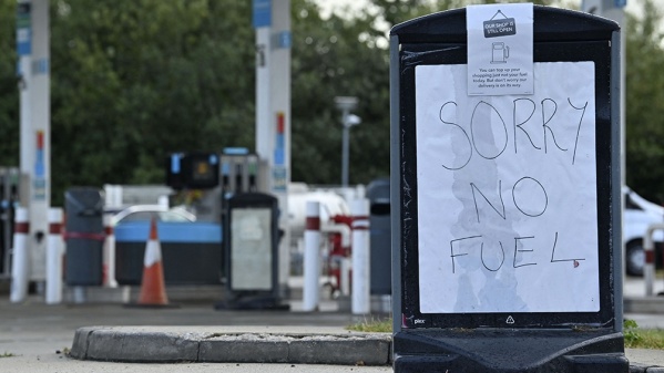 Violencia y caos en las estaciones de servicio británicas por falta de combustible