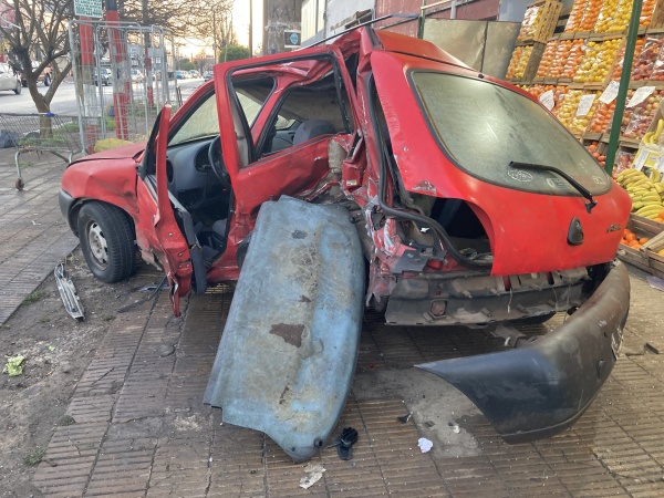 Tremendo choque en 137 y 66 terminó con dos conductores heridos