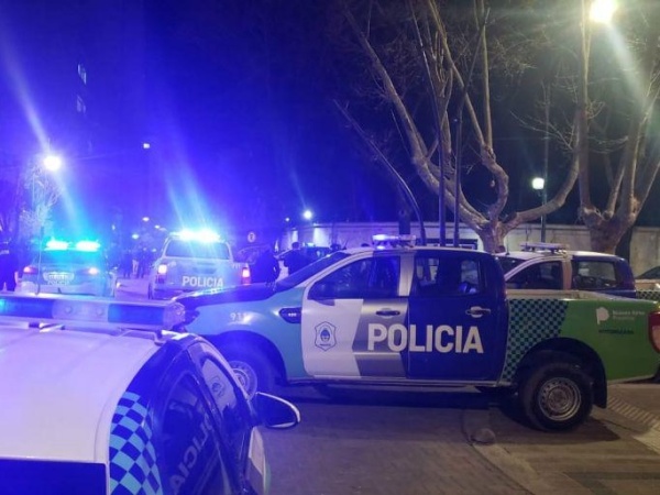 Hallaron muerto a un platense en la vereda con un tiro en la cabeza: creen que era un ladr&oacute;n
