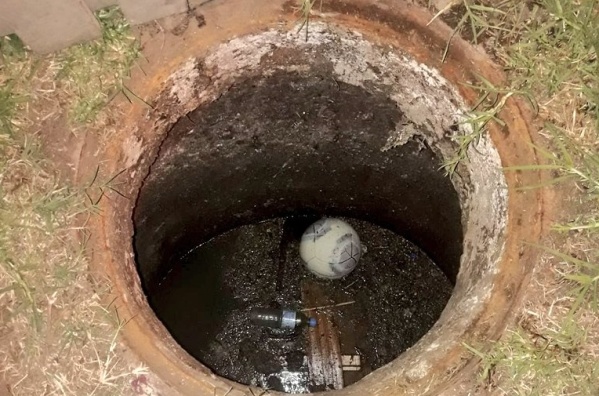 Un nene cay&oacute; en una alcantarilla en Tolosa y sufri&oacute; cortes en el cuello: los vecinos ya hab&iacute;an reclamado