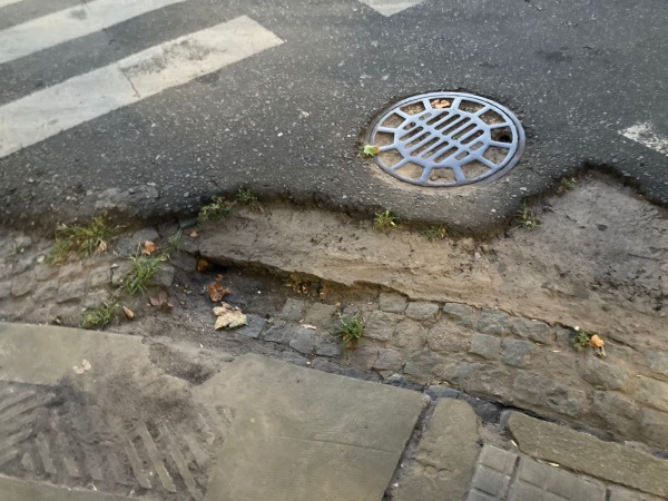 "Ya no s&eacute; ni hace cu&aacute;nto est&aacute; esto": Una vecina reclama por el mal estado de la esquina de 13 y 45