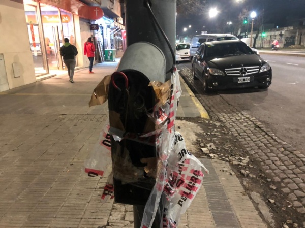 "Mirá si un chico se electrocuta": Denuncian un poste con "cables sueltos" en La Plata