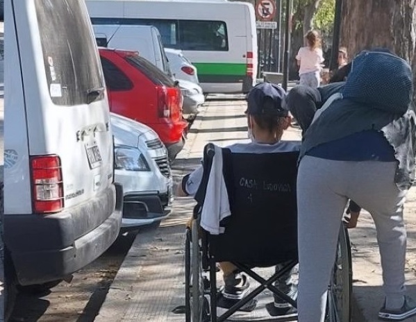 La bronca de una vecina por los bloqueos en el Parque Saavedra para las personas con discapacidad: "Controlen, pongan multas"