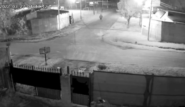 Delincuentes vandalizaron un club de fútbol de La Plata y quedaron filmados por las cámaras