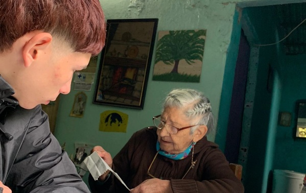 Visitó a la abuela de su novia y se conmovió cuando le mostró "sus plantitas": "Uno de los mejores días de mi vida"