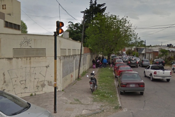 En Los Hornos reclamaron por calles llenas de pozos en las inmediaciones del Colegio San Benjamín