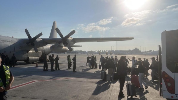 “Regreso seguro”: partió el primero de los vuelos para repatriar 49 argentinos que pidieron salir de Israel
